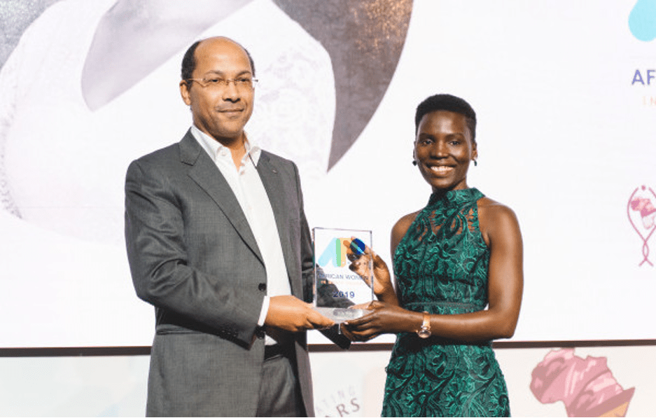 Nila Yasmin receiving her award